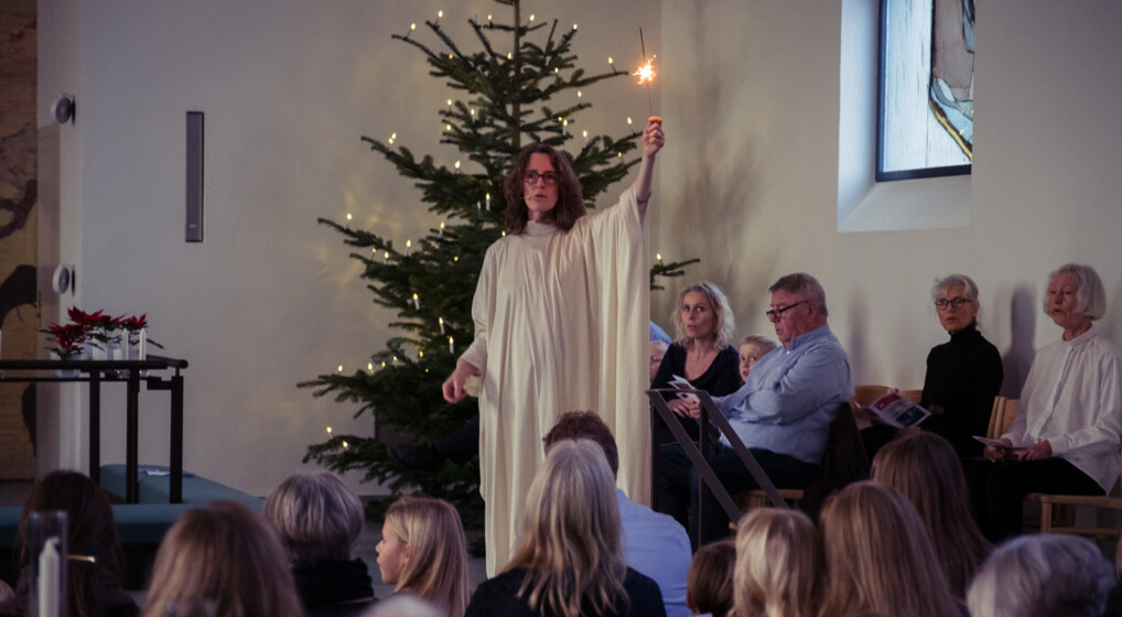 Juleaftensgudstjeneste for børn, Dyssegårdskirken 2016, sognepræst Lisbet Rømer (foto: Kåre Gade)