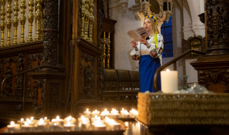 Ukrainsk kvinde læser bøn højt i Helsingør Domkirke