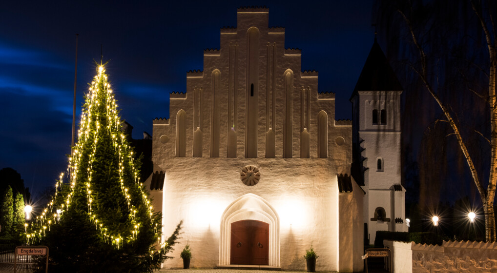 Juletræ foran kirke. Foto: Folkekirkens Grafiske Værktøjskasse