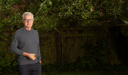 Peter Birch står i bispegårdens have med et æble i hånden